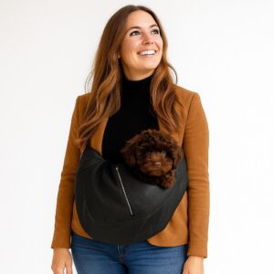 20250719_2302_Stylish-Outfit-Brown-Puppy_remix_01k0j7rcnqexgrv047nnk3xgkg.jpg Hondentas Leer Zwart